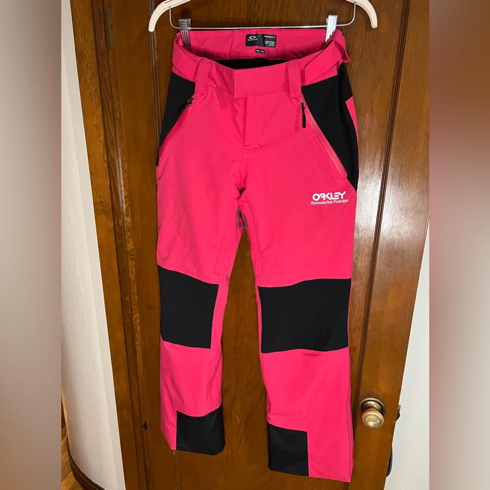 Women’s Oakley ski/snowboard pants- size small